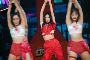 徐艺洋红色系性感美艳图片_3
