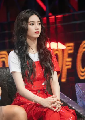 徐艺洋红色系性感美艳图片_5