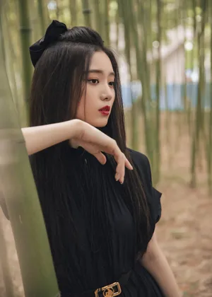 徐艺洋竹林黑裙甜酷性感写真图片_4
