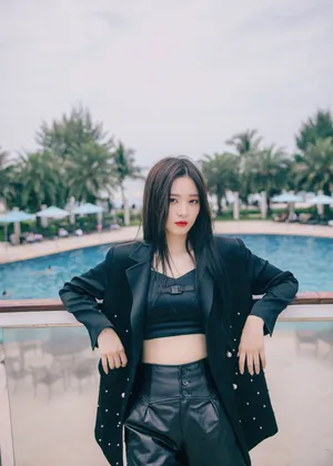 徐艺洋暗黑系甜酷少女写真图片_5
