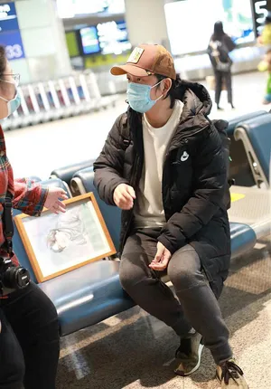 潘粤明白色卫衣清爽简约机场照图片_1