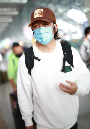 潘粤明白色卫衣清爽简约机场照图片_7