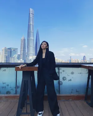 刘令姿酷黑西服写真图片
