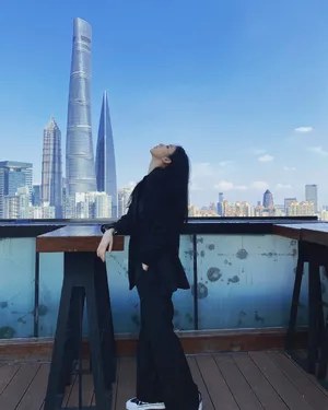 刘令姿酷黑西服写真图片_2