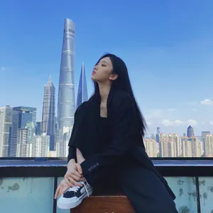 刘令姿酷黑西服写真图片_6