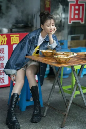 殷桃牛仔衣时尚街拍图片
