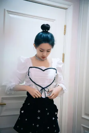 孟子义蕾丝心形衬衫写真图片