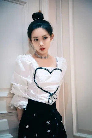 孟子义蕾丝心形衬衫写真图片