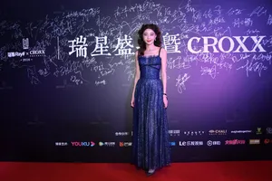 米露灵动卷发性感写真图片_2