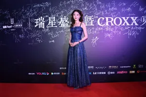 米露灵动卷发性感写真图片_3
