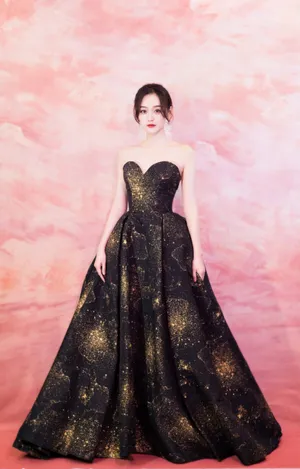 何泓姗黑色抹胸裙性感写真图片