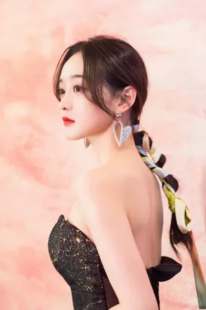 何泓姗黑色抹胸裙性感写真图片_3