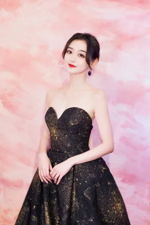 何泓姗黑色抹胸裙性感写真图片_4