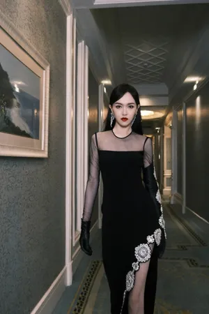 唐嫣开叉长裙冷艳性感写真图片