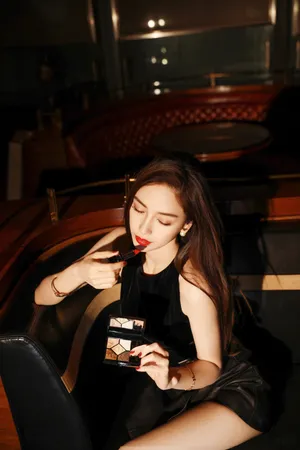 angelababy黑色绑带上衣性感写真图片