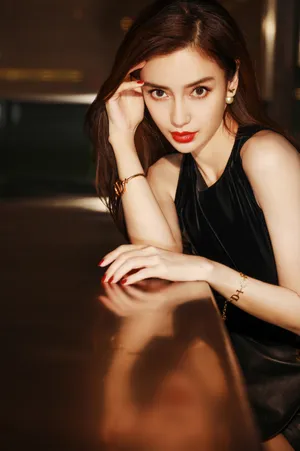 angelababy黑色绑带上衣性感写真图片_2