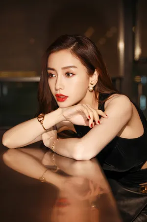 angelababy黑色绑带上衣性感写真图片_5