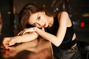 angelababy黑色绑带上衣性感写真图片_7
