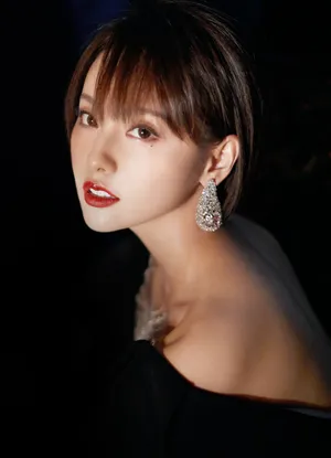 张嘉倪低胸黑裙性感写真图片