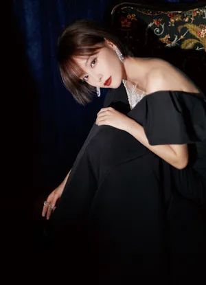张嘉倪低胸黑裙性感写真图片_2
