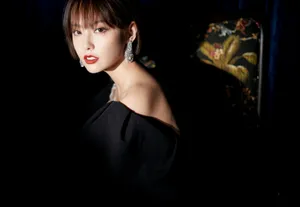 张嘉倪低胸黑裙性感写真图片_3