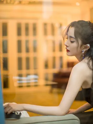 杨幂抹胸黑裙性感写真图片_1
