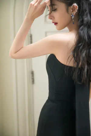 杨幂抹胸黑裙性感写真图片_2