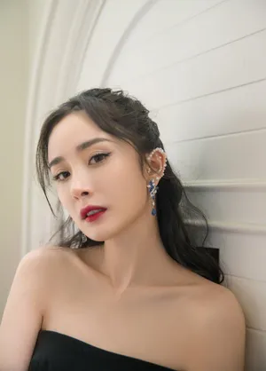 杨幂抹胸黑裙性感写真图片_3