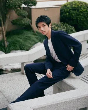 华晨宇休闲西装温柔简约写真图片_1