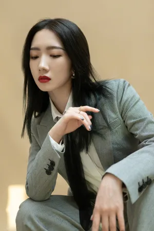 孟美岐西装红唇酷飒写真图片