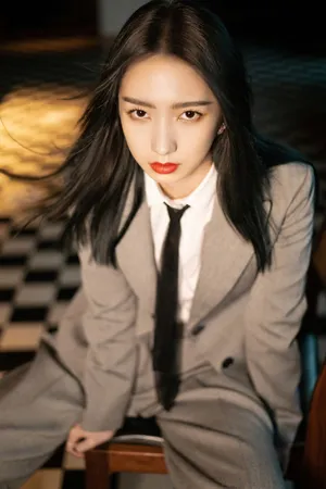孟美岐西装红唇酷飒写真图片_5