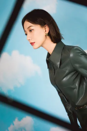 王珞丹烟熏绿皮质套装写真图片_3