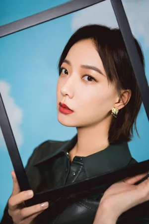 王珞丹烟熏绿皮质套装写真图片_4