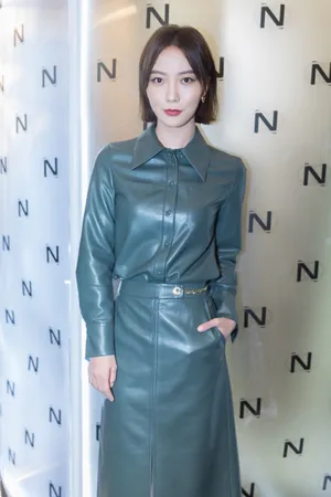 王珞丹烟熏绿皮质套装写真图片_7