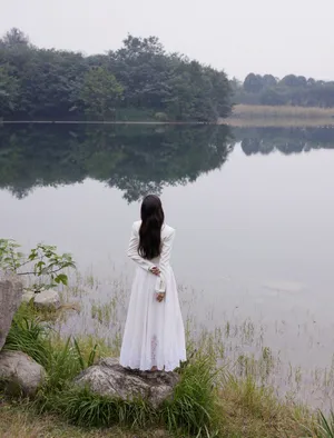 宋妍霏哥特风长裙优雅写真图片