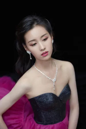 陈都灵复古玫红裙性感写真图片