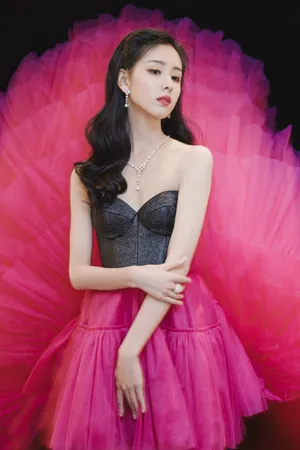 陈都灵复古玫红裙性感写真图片_4