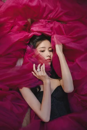 陈都灵复古玫红裙性感写真图片_5