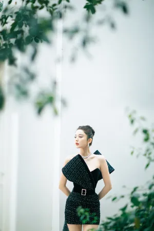 古力娜扎黑色短裙性感写真图片