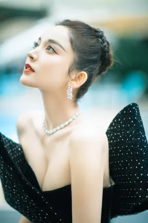 古力娜扎黑色短裙性感写真图片_2