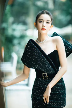 古力娜扎黑色短裙性感写真图片_3