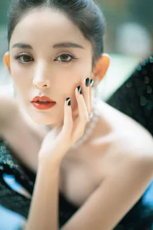 古力娜扎黑色短裙性感写真图片_4