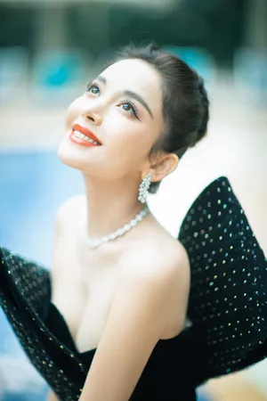古力娜扎黑色短裙性感写真图片_5