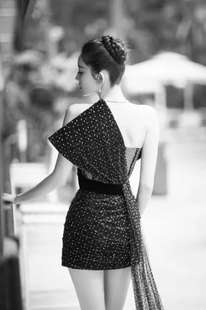 古力娜扎黑色短裙性感写真图片_6