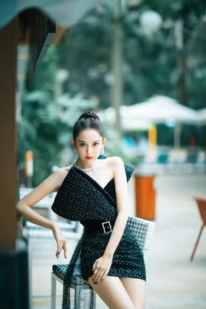 古力娜扎黑色短裙性感写真图片_7