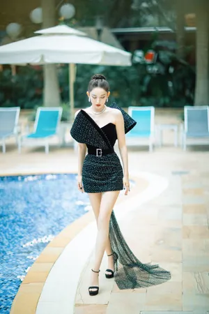 古力娜扎黑色短裙性感写真图片_8