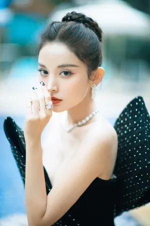 古力娜扎黑色短裙性感写真图片_10