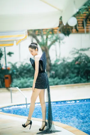 古力娜扎黑色短裙性感写真图片_11