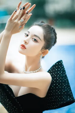 古力娜扎黑色短裙性感写真图片_12