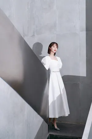 杨紫泡泡袖白裙甜美写真图片